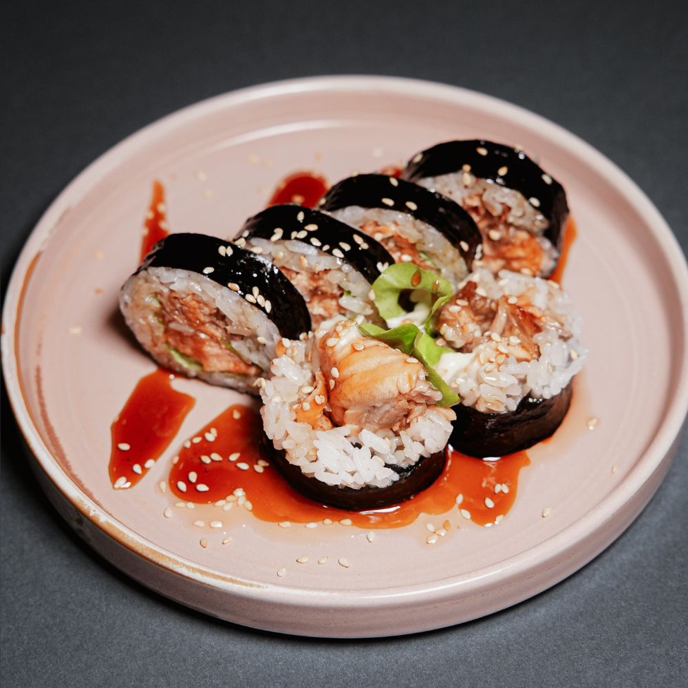 Maki z pieczonym łososiem