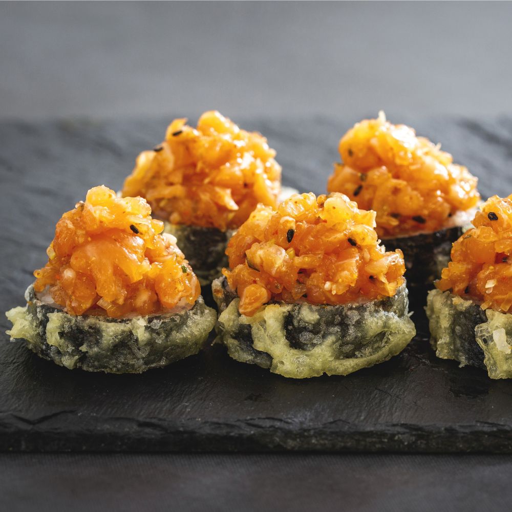 Tempura maki z tatarem z łososia