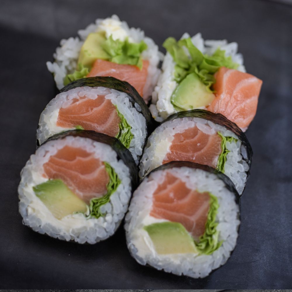 Maki z łososiem, serkiem i avokado