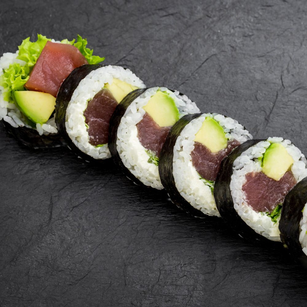 Maki z tuńczykiem, serkiem, avokado