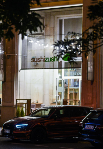 Restauracja Sushi Zushi Żurawia — wejście do lokalu