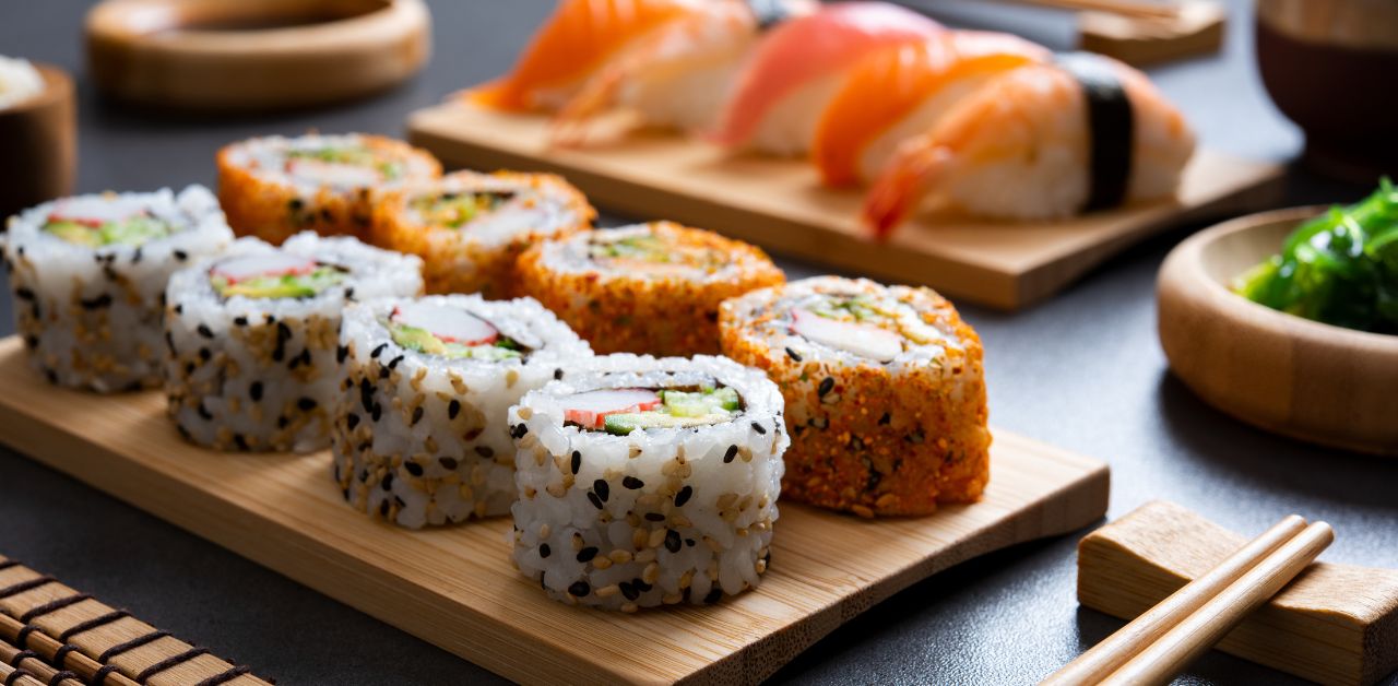 Dlaczego warto zamówić sushi na imprezę urodzinową?